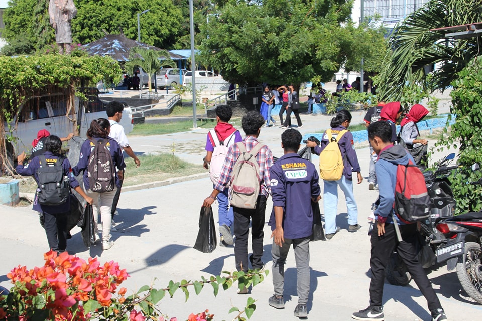 ESTUDANTE ESHANA-UNPAZ ORGANIZA LIMPEZA JERAL IHA KAMPUS SENTRAL